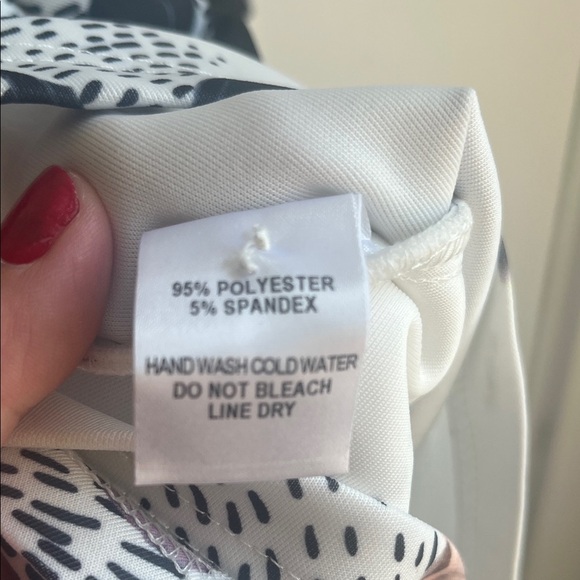 Lulu's Elegant Floral V-Neck Romper Size Medium - Picture 10 of 11